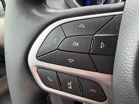 Used 2024 Chrysler Pacifica Touring-L FWD image 24