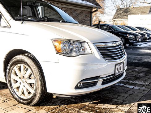 Used 2015 Chrysler Town & Country Touring image 4