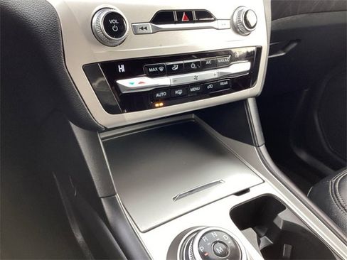 Used 2020 Ford Explorer XLT image 21