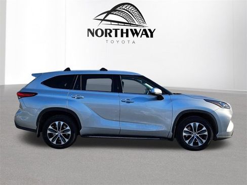 Used 2022 Toyota Highlander XLE image 3