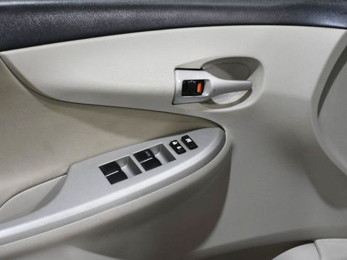 Used 2012 Toyota Corolla LE FWD image 29