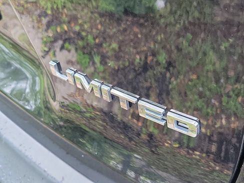 Used 2019 Jeep Cherokee Limited AWD/4WD image 16