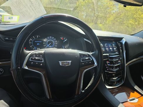 Used 2017 Cadillac Escalade Luxury AWD/4WD image 2