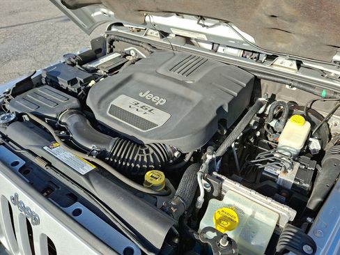 Used 2012 Jeep Wrangler Unlimited Sahara w/ Dual Top Group image 27