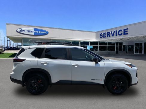 Used 2025 Nissan Rogue SV AWD/4WD image 9