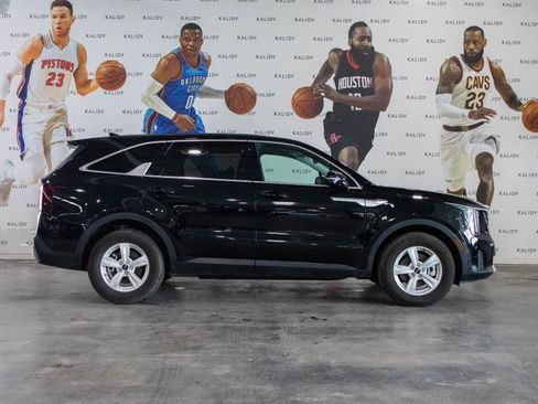 Used 2025 Kia Sorento LX FWD image 17
