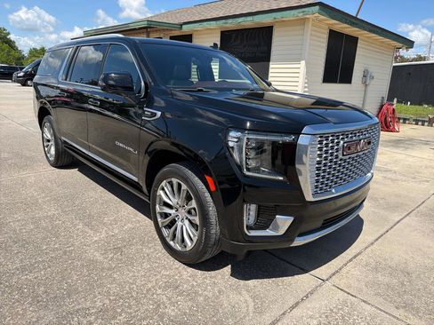 Used 2021 GMC Yukon XL Denali w/ Denali Premium Package image 11