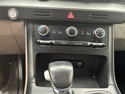 Used 2022 Kia Carnival LX FWD image 19