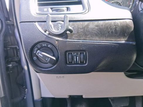 Used 2014 Chrysler Town & Country Touring FWD image 14