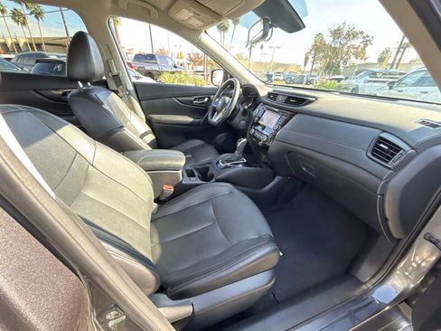 Used 2017 Nissan Rogue SL image 18