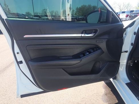 Used 2020 Nissan Altima 2.0 Platinum FWD image 21
