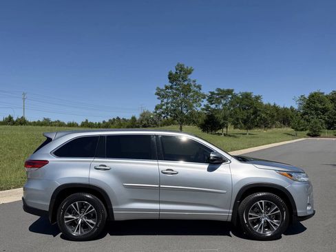 Used 2018 Toyota Highlander LE FWD image 6