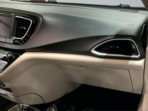 Used 2021 Chrysler Voyager Lxi FWD image 17