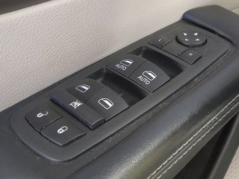 Used 2022 Chrysler Voyager LX FWD image 27