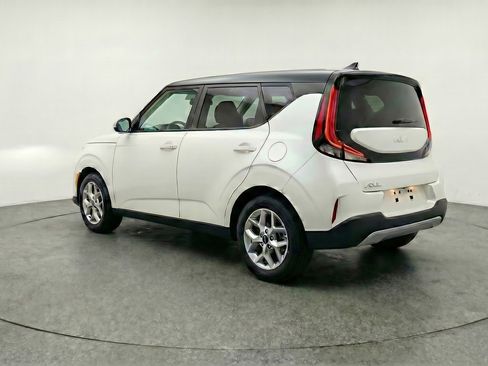 Used 2025 Kia Soul LX w/ LX Technology Package FWD image 6