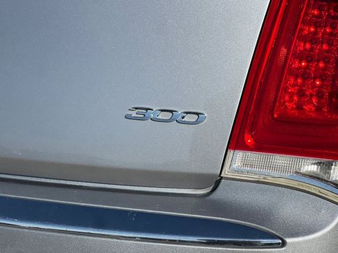 Used 2018 Chrysler 300 Limited image 22