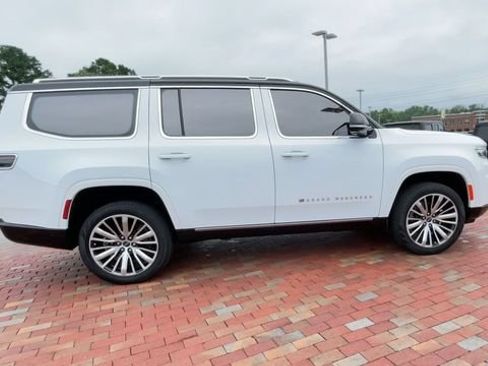 Used 2023 Jeep Grand Wagoneer Series III AWD/4WD image 2