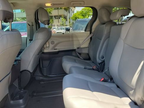 Used 2024 Toyota Sienna XLE FWD image 8
