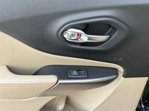 Used 2019 Jeep Cherokee Latitude w/ Popular Appearance Group image 15