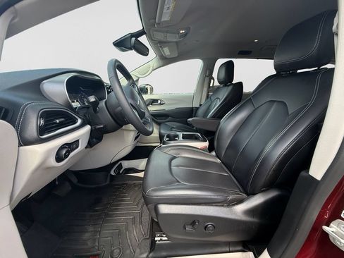 Used 2023 Chrysler Pacifica Touring-L AWD/4WD image 11