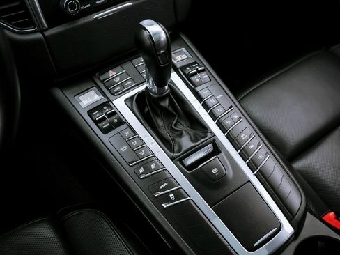 Used 2018 Porsche Macan S image 9