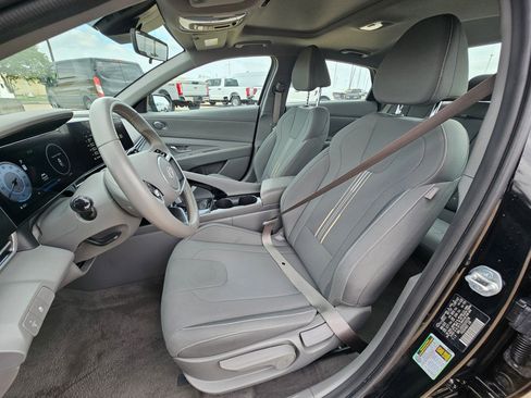 Used 2025 Hyundai Elantra SEL image 17
