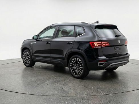 Used 2025 Volkswagen Taos SE image 6