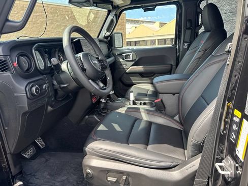 Used 2025 Jeep Wrangler Unlimited Rubicon AWD/4WD image 14