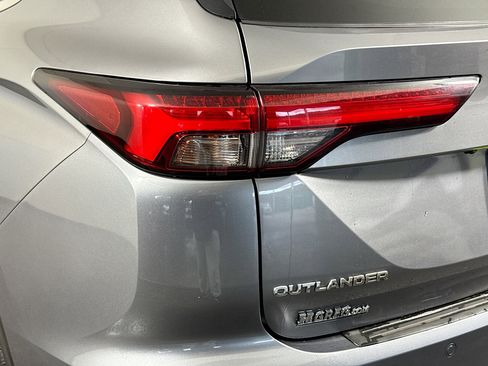 Used 2022 Mitsubishi Outlander SE image 36