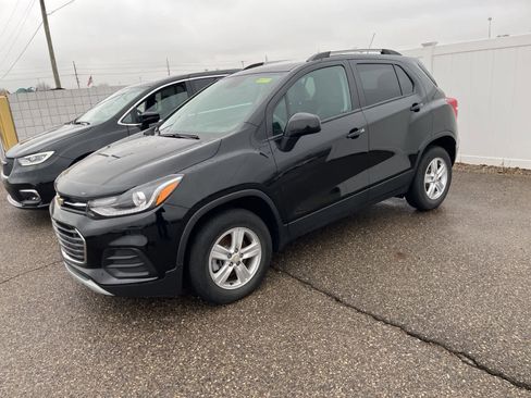 Used 2021 Chevrolet Trax LT w/ LT Convenience Package image 4
