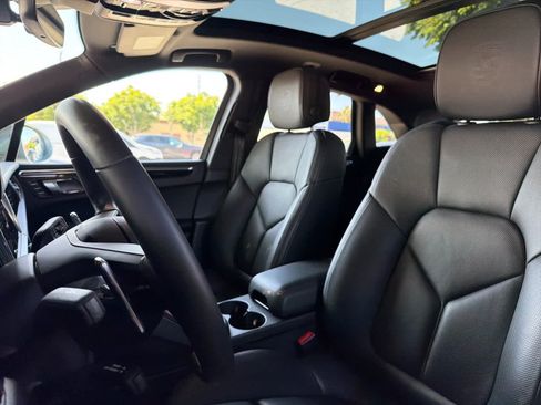 Certified 2025 Porsche Macan AWD/4WD image 5