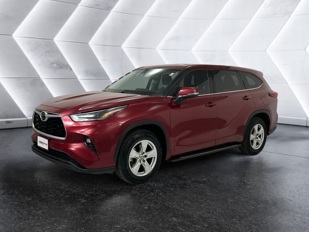 Used 2021 Toyota Highlander LE FWD image 3