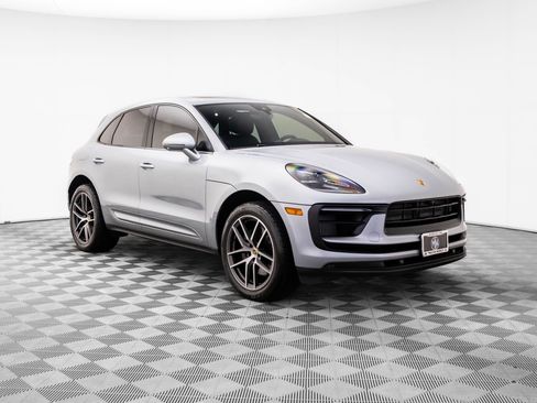 Used 2022 Porsche Macan S w/ Premium Package image 8
