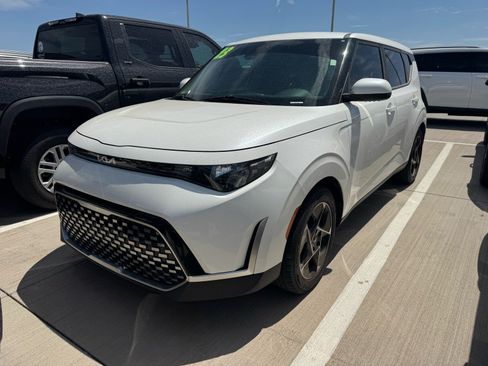 Used 2023 Kia Soul EX FWD image 2