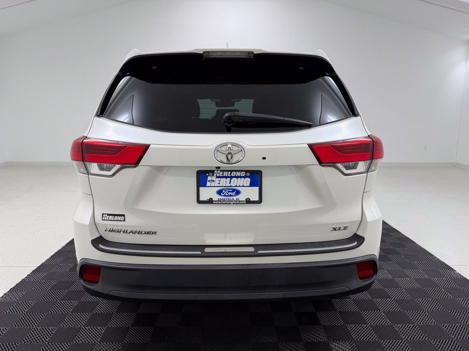 Used 2019 Toyota Highlander XLE FWD image 6