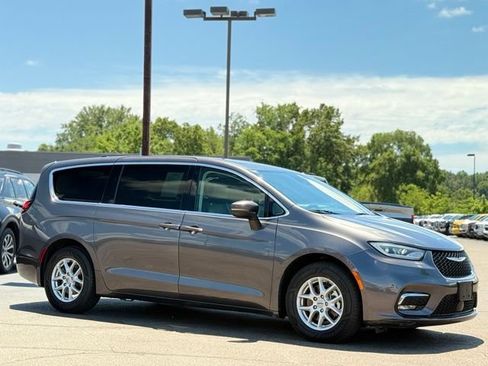 Used 2023 Chrysler Pacifica Touring-L FWD image 34