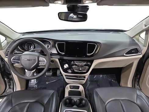 Used 2023 Chrysler Pacifica Touring-L image 9