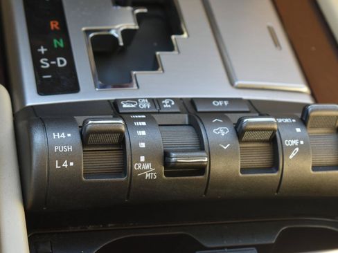 Used 2013 Lexus LX 570 4WD w/ Luxury Pkg image 21