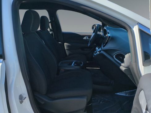 Used 2024 Chrysler Pacifica Touring image 15