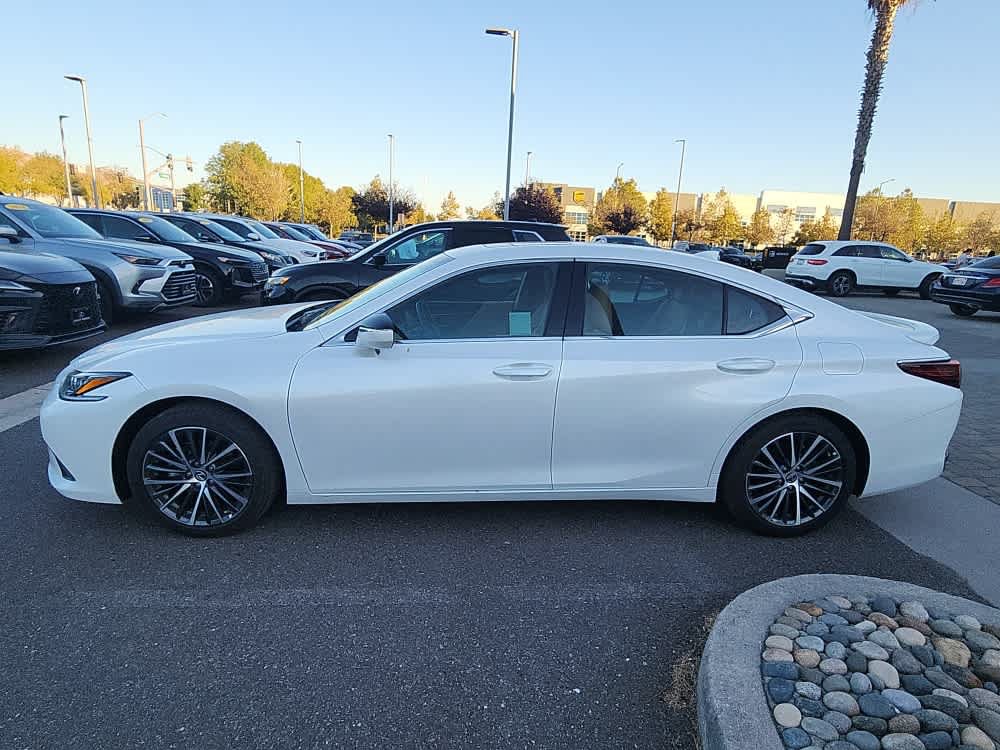 Used 2025 Lexus ES 300h w/ Premium Package FWD image 3