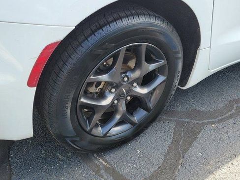 Used 2018 Chrysler Pacifica Touring-L Plus w/ S Appearance Package image 5