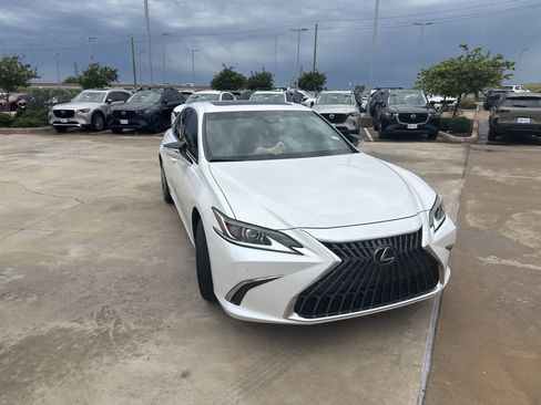 Used 2024 Lexus ES 300h w/ Technology Package image 4