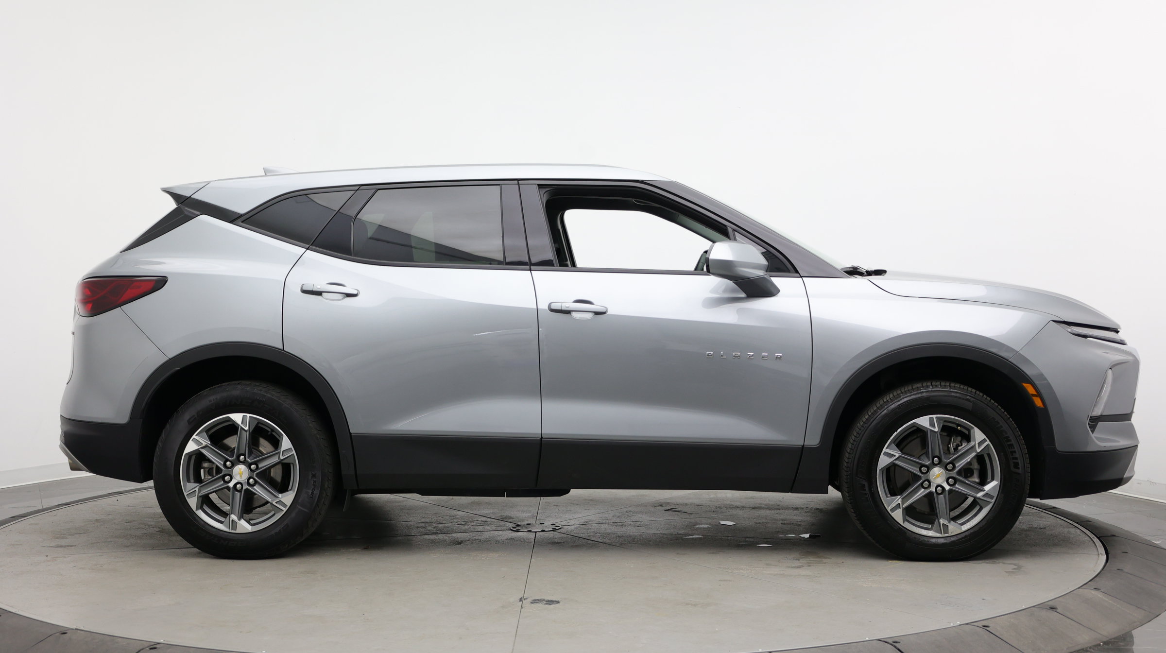 Used 2025 Chevrolet Blazer LT FWD image 8