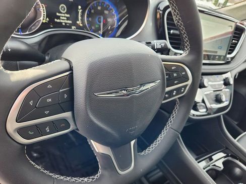New 2026 Chrysler Pacifica Limited image 14