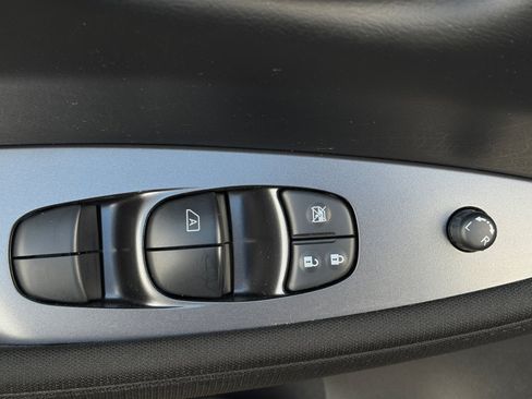 Used 2025 Nissan Leaf S FWD image 16