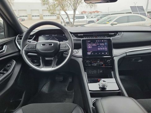 Used 2025 Jeep Grand Cherokee L Laredo image 10