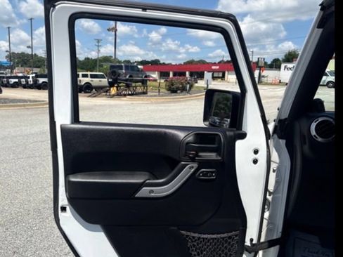 Used 2014 Jeep Wrangler Unlimited Sahara w/ Connectivity Group AWD/4WD image 10