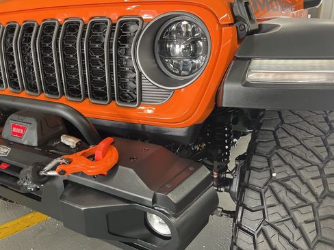 Used 2025 Jeep Gladiator Mojave w/ Convenience Group image 11