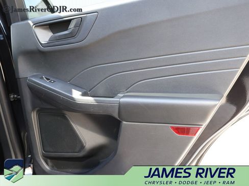 Used 2022 Ford Escape SE w/ SE Sport Appearance Package image 11