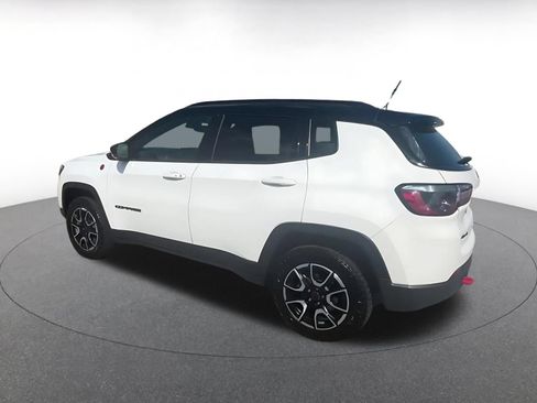 Used 2025 Jeep Compass Trailhawk AWD/4WD image 9